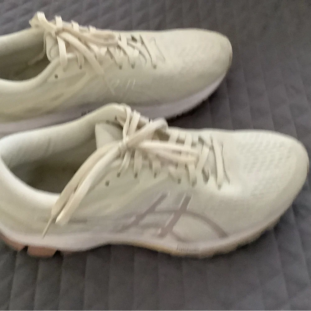 ASICS size 9M light oatmeal w/ taupe design logo on sides - Picture 3 of 6